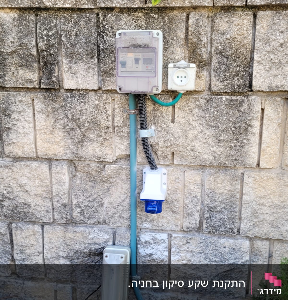 לוח חשמל, שקע חשמלי, צינור כבלים, תאורה חיצונית